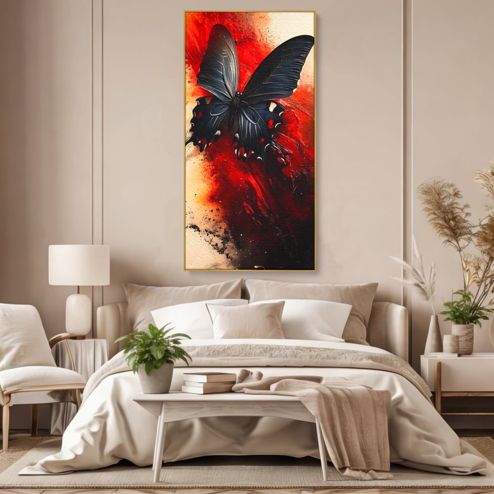 Tablou canvas cu tablou canvas cu fluture negru si fundal rosu, in rama de aluminiu auriu, pe perete intr-un dormitor